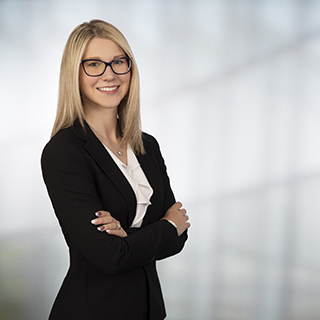 Bewerbungsbild einer jungen Frau im Fotostudio