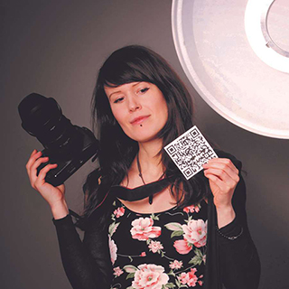 Fotografin zeigt Passbild mit QR-Code