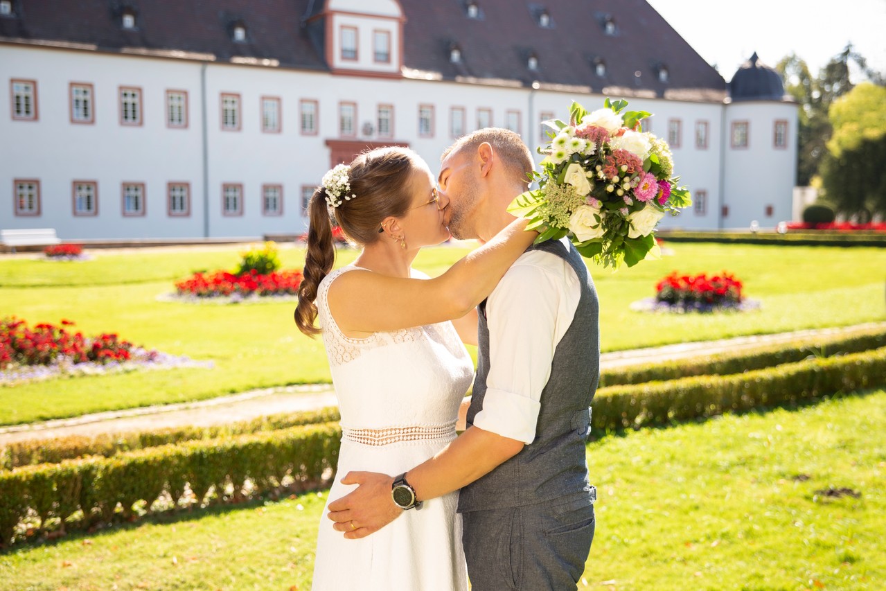 Detailaufnahme von Brautstrauß und Eheringen in Heusenstamm