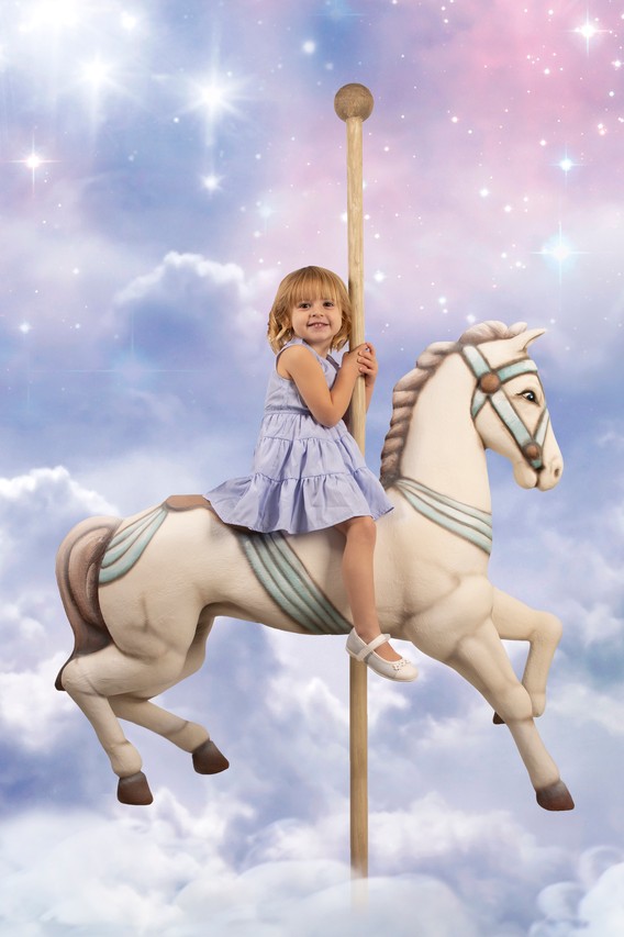 Kindershooting auf dem Karussellpferd fotografiert vom Fotografen im Fotostudio in Heusenstamm